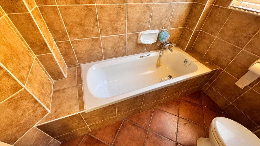 2 Bedroom Property for Sale in Die Hoewes Gauteng