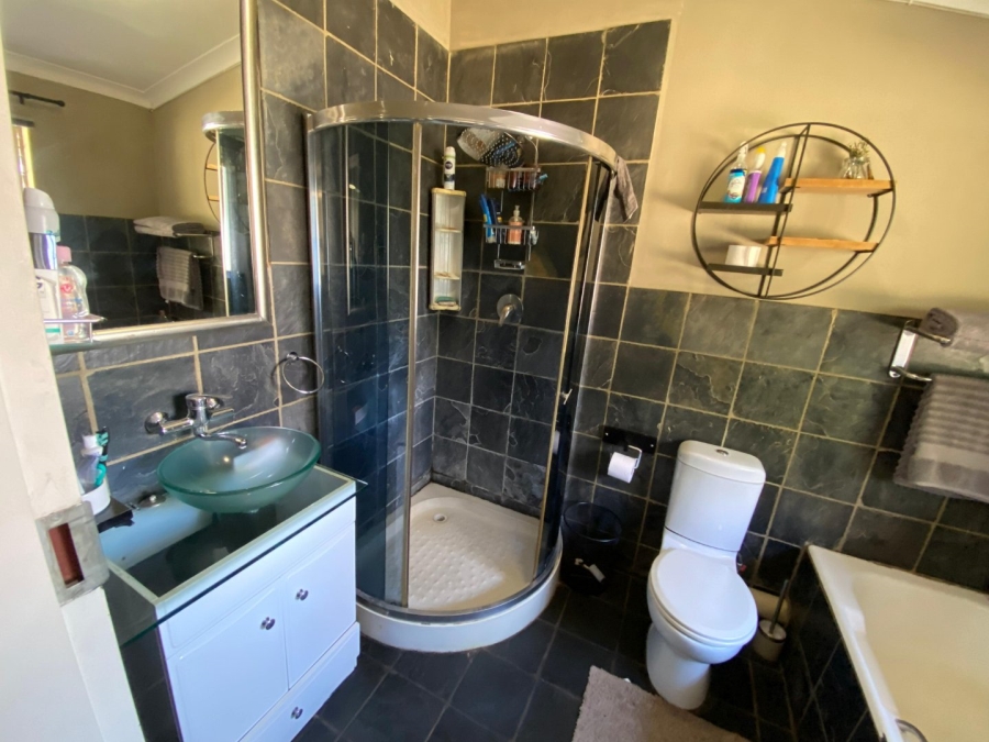 4 Bedroom Property for Sale in Eldoraigne Gauteng