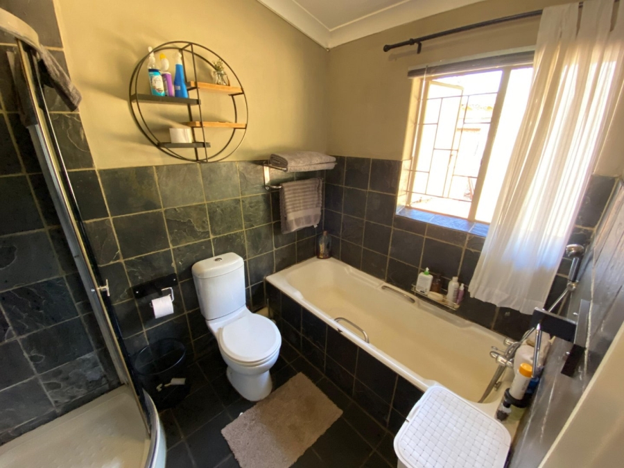 4 Bedroom Property for Sale in Eldoraigne Gauteng