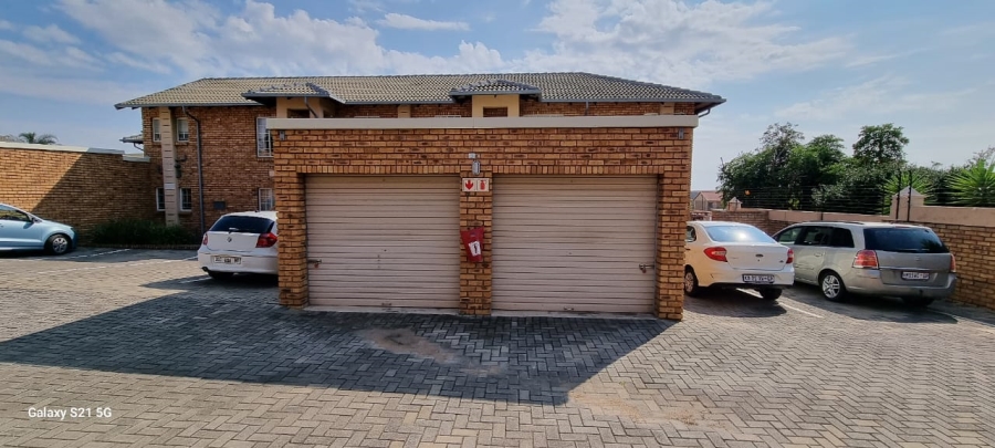 2 Bedroom Property for Sale in Rooihuiskraal North Gauteng