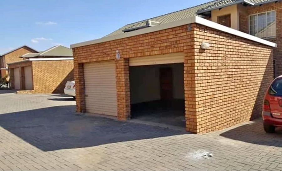 2 Bedroom Property for Sale in Rooihuiskraal North Gauteng