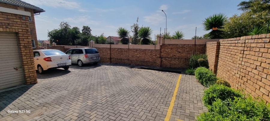 2 Bedroom Property for Sale in Rooihuiskraal North Gauteng