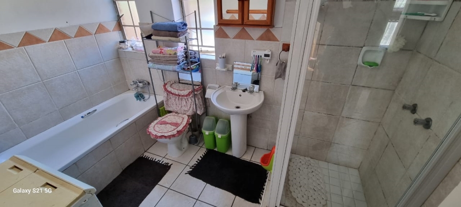 2 Bedroom Property for Sale in Rooihuiskraal North Gauteng