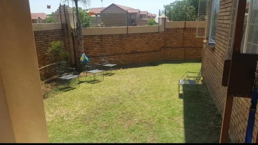 2 Bedroom Property for Sale in Rooihuiskraal North Gauteng