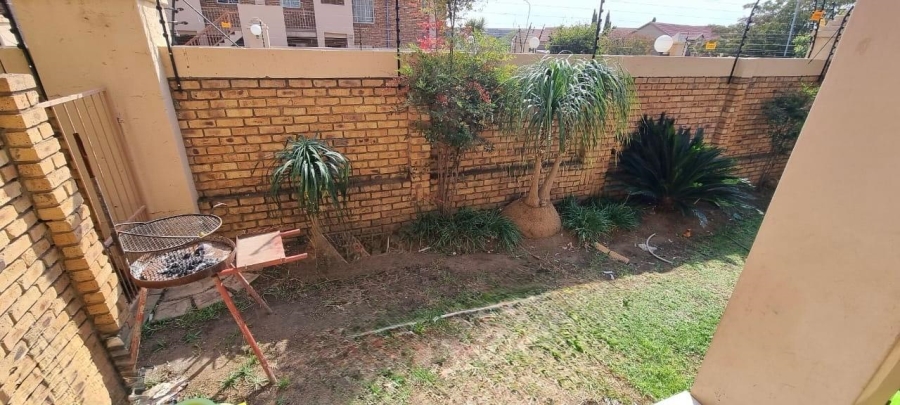 2 Bedroom Property for Sale in Rooihuiskraal North Gauteng