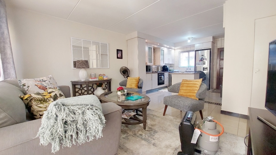 To Let 2 Bedroom Property for Rent in Mondeor Gauteng