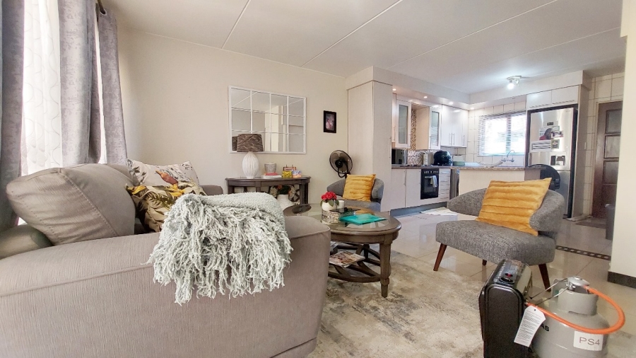 To Let 2 Bedroom Property for Rent in Mondeor Gauteng