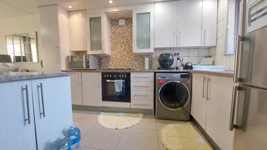 To Let 2 Bedroom Property for Rent in Mondeor Gauteng