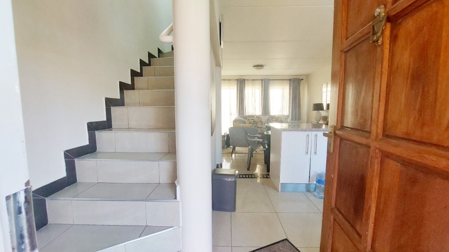 To Let 2 Bedroom Property for Rent in Mondeor Gauteng