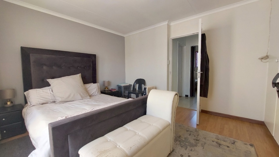 To Let 2 Bedroom Property for Rent in Mondeor Gauteng