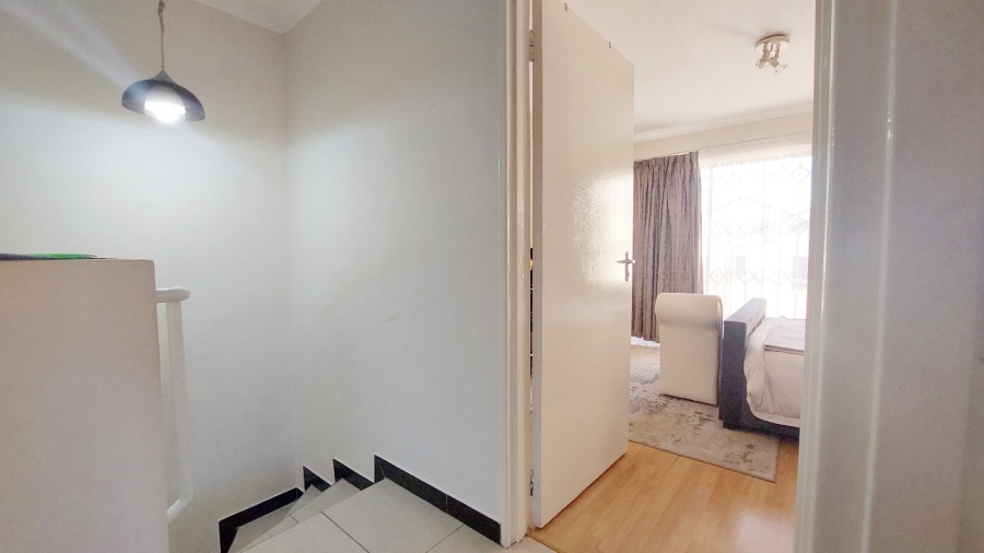To Let 2 Bedroom Property for Rent in Mondeor Gauteng