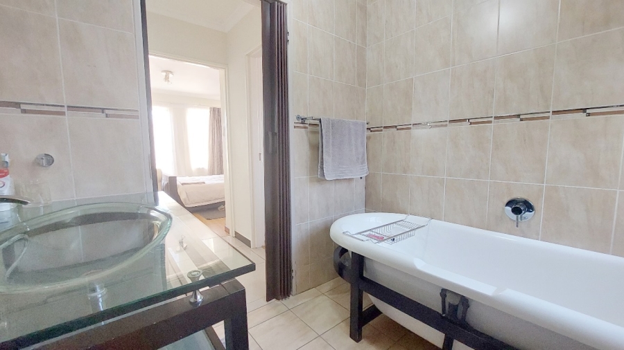 To Let 2 Bedroom Property for Rent in Mondeor Gauteng