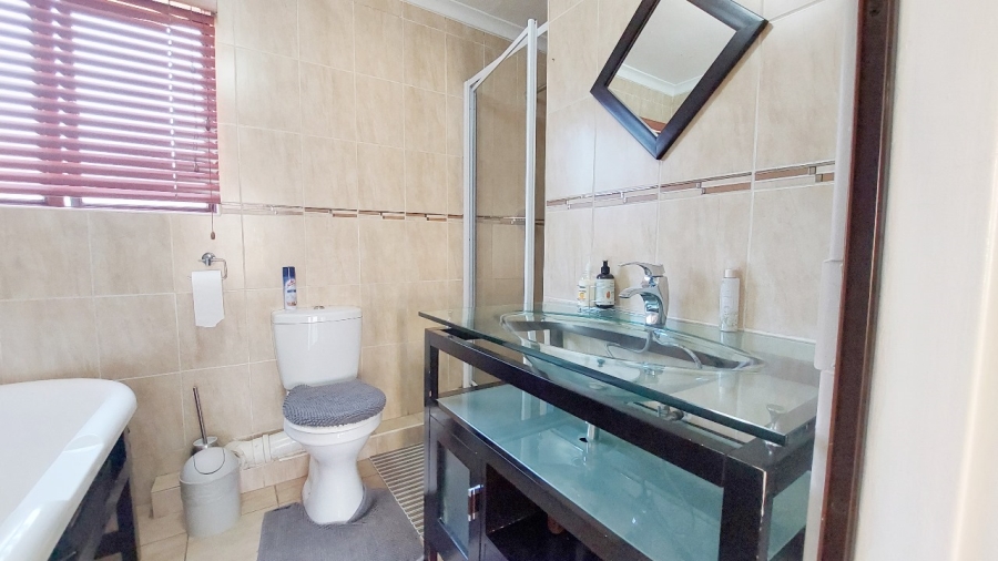 To Let 2 Bedroom Property for Rent in Mondeor Gauteng