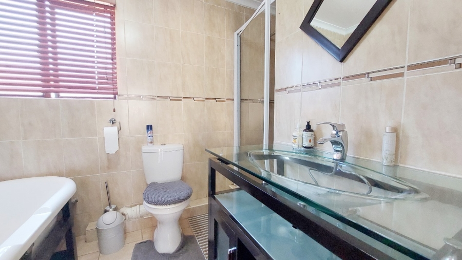 To Let 2 Bedroom Property for Rent in Mondeor Gauteng