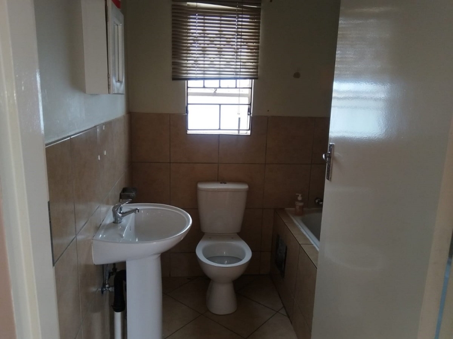 To Let 2 Bedroom Property for Rent in Crystal Park Gauteng