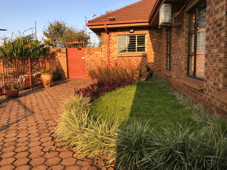4 Bedroom Property for Sale in Lenasia Ext 9 Gauteng