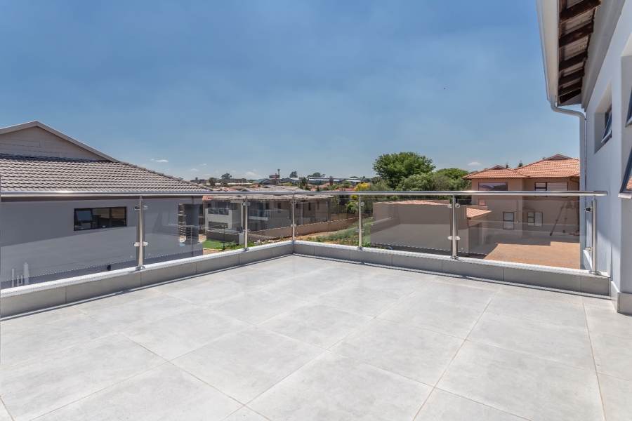 4 Bedroom Property for Sale in Ruimsig Country Estate Gauteng