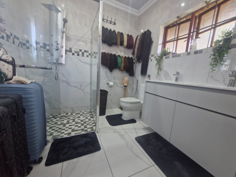4 Bedroom Property for Sale in Dayanglen Gauteng