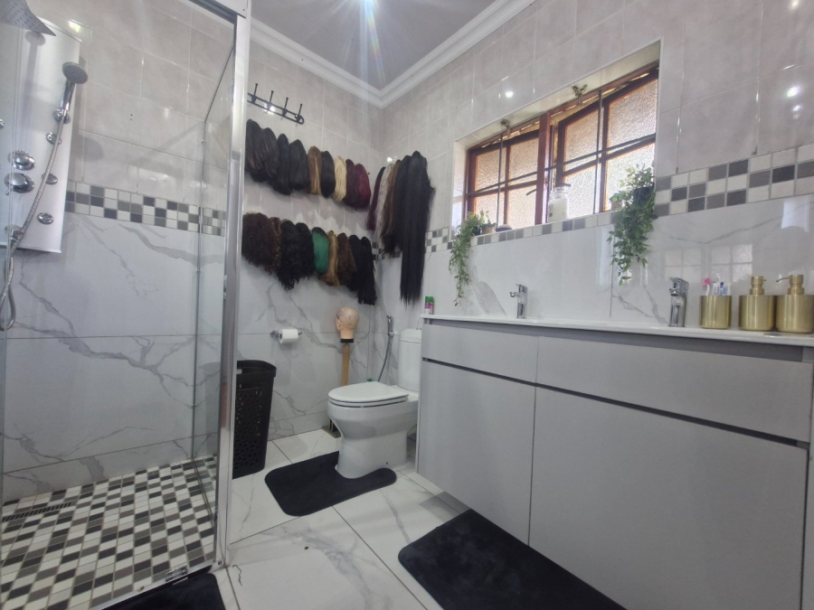 4 Bedroom Property for Sale in Dayanglen Gauteng