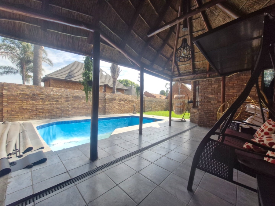4 Bedroom Property for Sale in Dayanglen Gauteng
