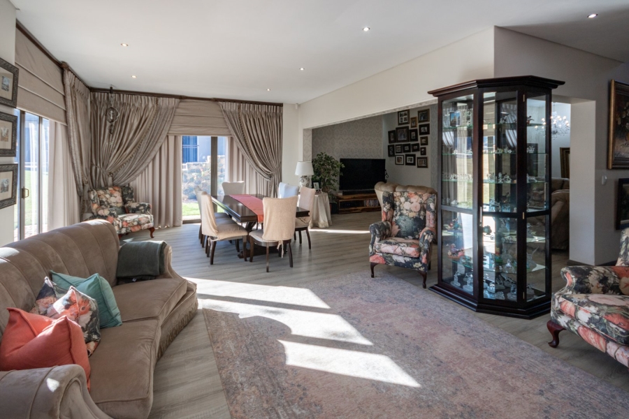 7 Bedroom Property for Sale in Pinehaven Gauteng