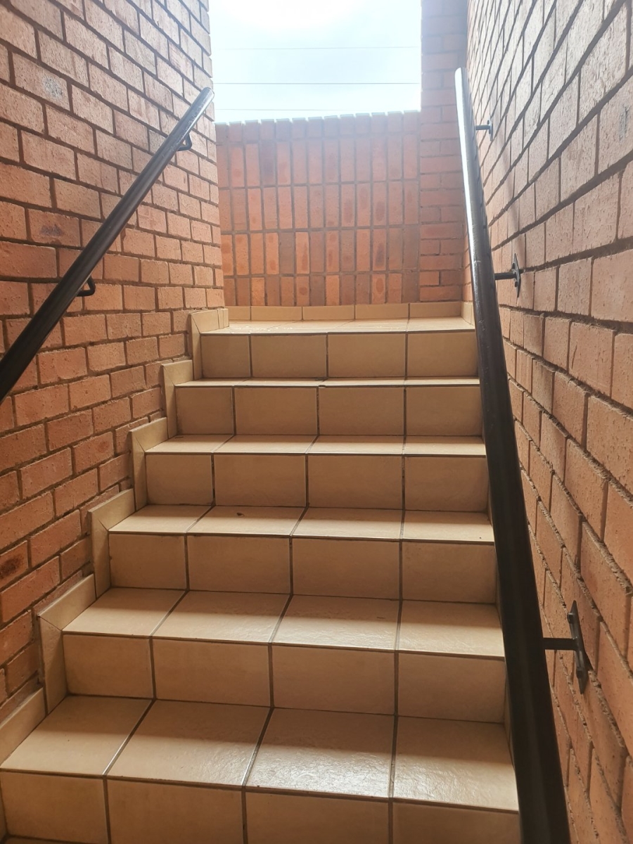 2 Bedroom Property for Sale in Rooihuiskraal North Gauteng