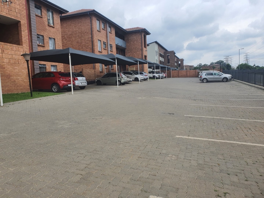2 Bedroom Property for Sale in Rooihuiskraal North Gauteng