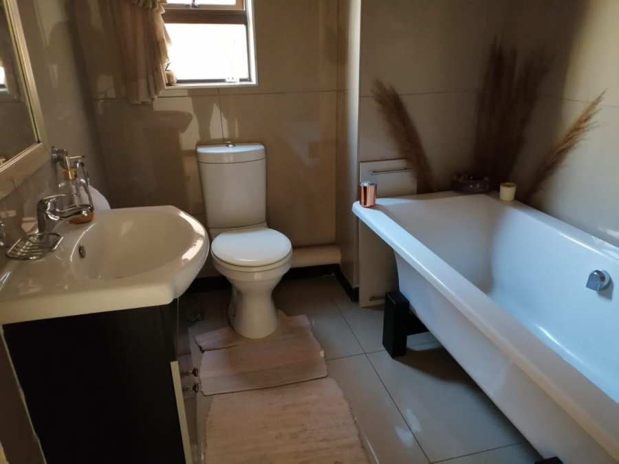 2 Bedroom Property for Sale in Rooihuiskraal North Gauteng