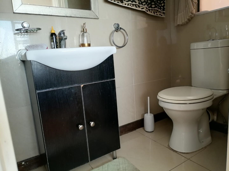 2 Bedroom Property for Sale in Rooihuiskraal North Gauteng