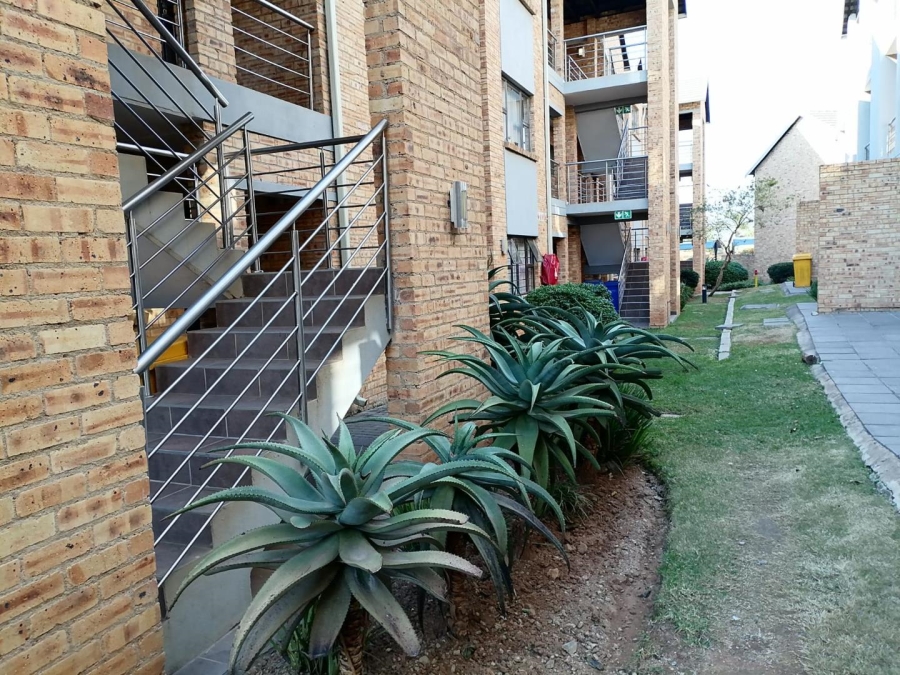 2 Bedroom Property for Sale in Rooihuiskraal North Gauteng