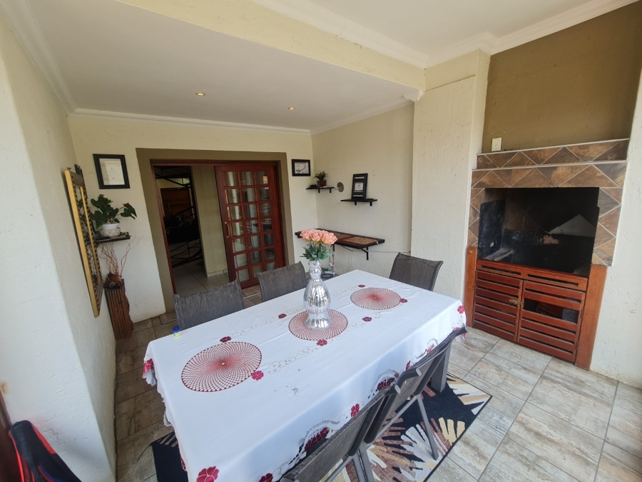 4 Bedroom Property for Sale in Monavoni Gauteng