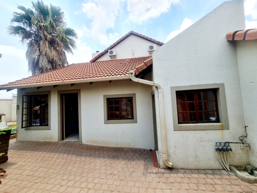 4 Bedroom Property for Sale in Monavoni Gauteng