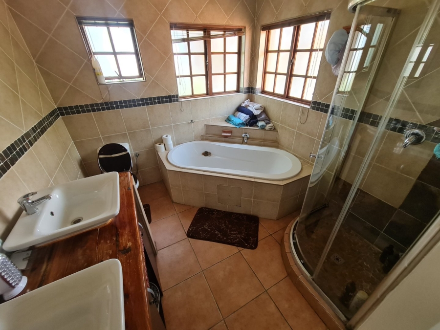4 Bedroom Property for Sale in Monavoni Gauteng