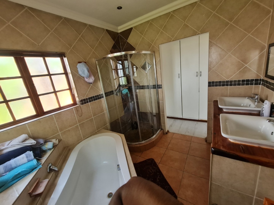 4 Bedroom Property for Sale in Monavoni Gauteng