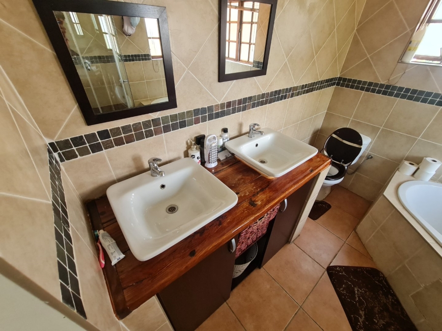 4 Bedroom Property for Sale in Monavoni Gauteng