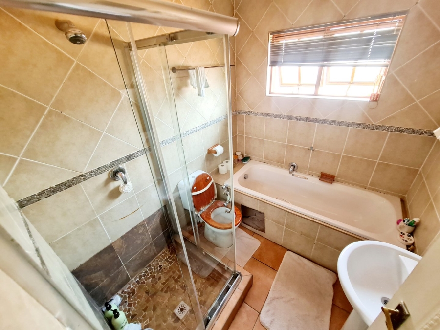 4 Bedroom Property for Sale in Monavoni Gauteng