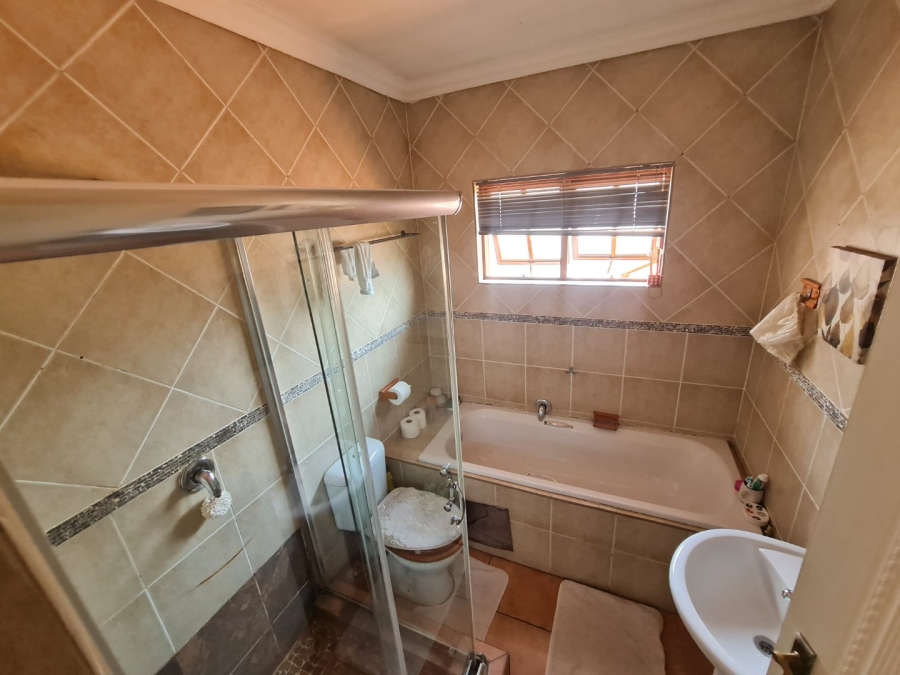 4 Bedroom Property for Sale in Monavoni Gauteng