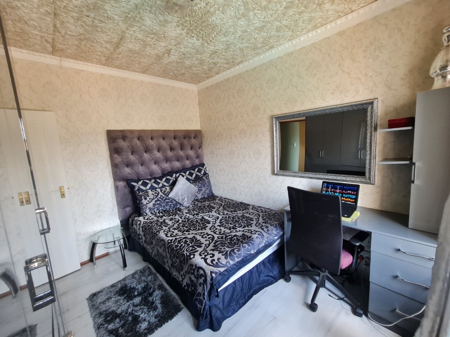 4 Bedroom Property for Sale in Monavoni Gauteng