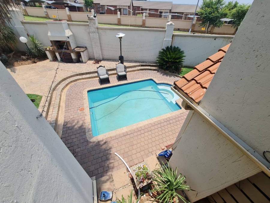 4 Bedroom Property for Sale in Monavoni Gauteng