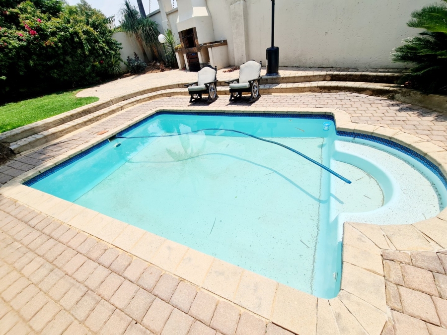 4 Bedroom Property for Sale in Monavoni Gauteng