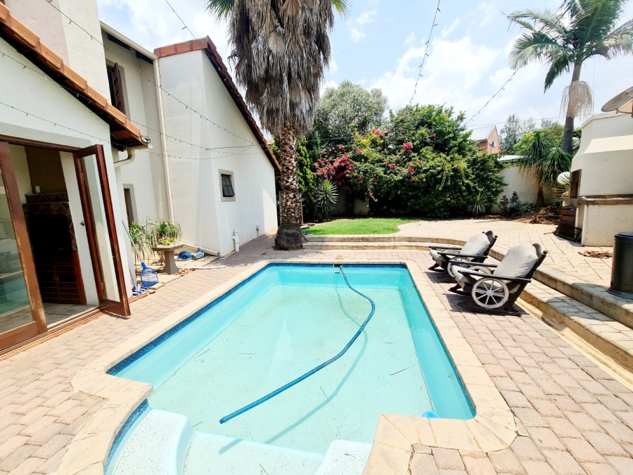 4 Bedroom Property for Sale in Monavoni Gauteng