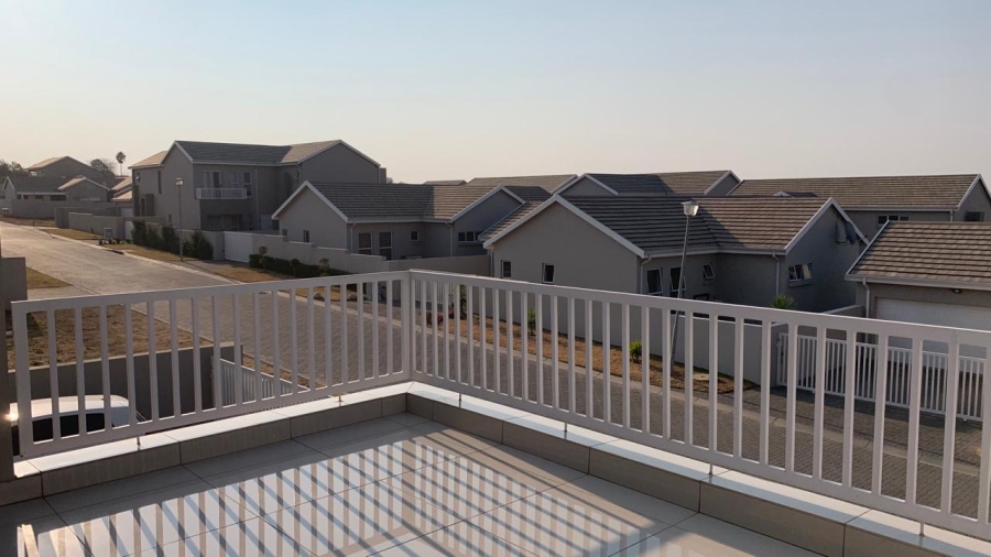 4 Bedroom Property for Sale in Blue Hills Gauteng