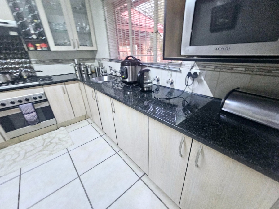 4 Bedroom Property for Sale in Heuweloord Gauteng
