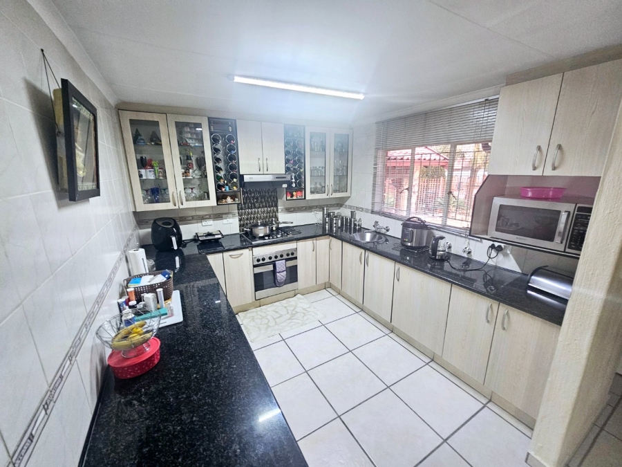 4 Bedroom Property for Sale in Heuweloord Gauteng