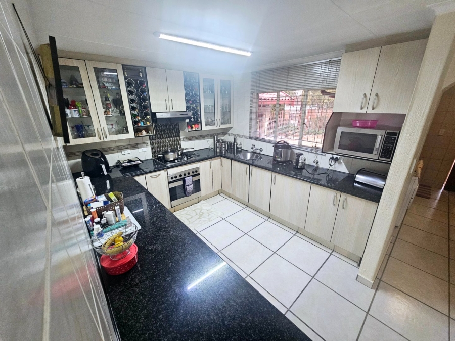 4 Bedroom Property for Sale in Heuweloord Gauteng