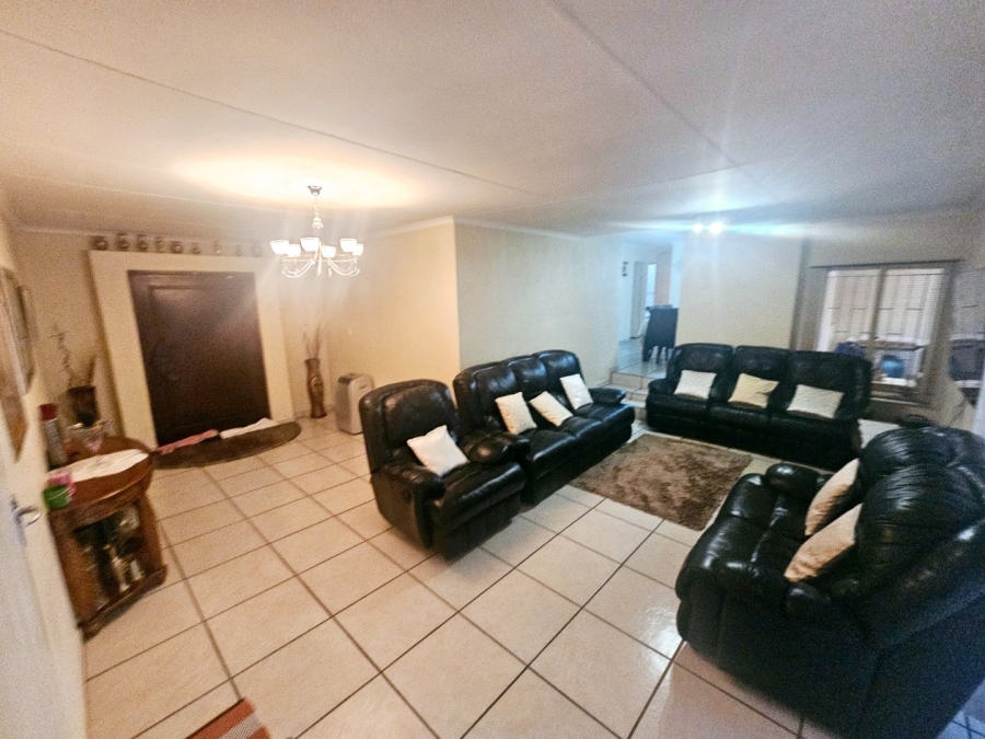 4 Bedroom Property for Sale in Heuweloord Gauteng