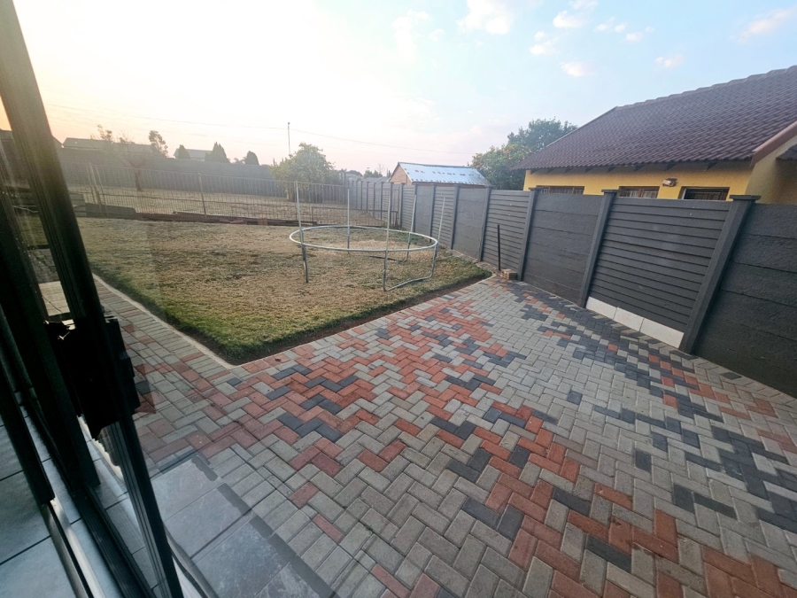 4 Bedroom Property for Sale in Heuweloord Gauteng