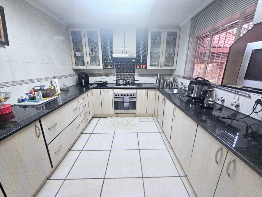 4 Bedroom Property for Sale in Heuweloord Gauteng