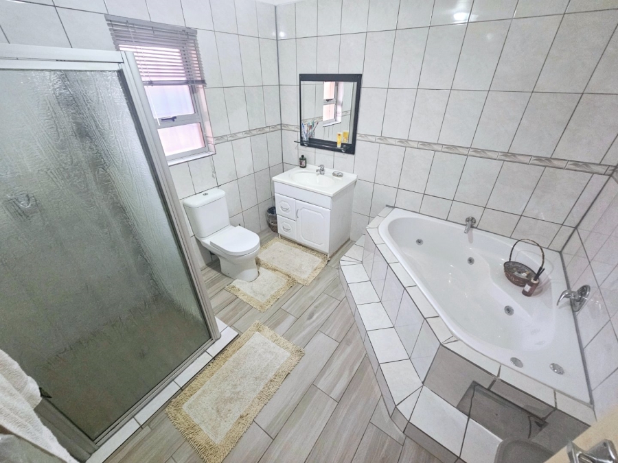 4 Bedroom Property for Sale in Heuweloord Gauteng