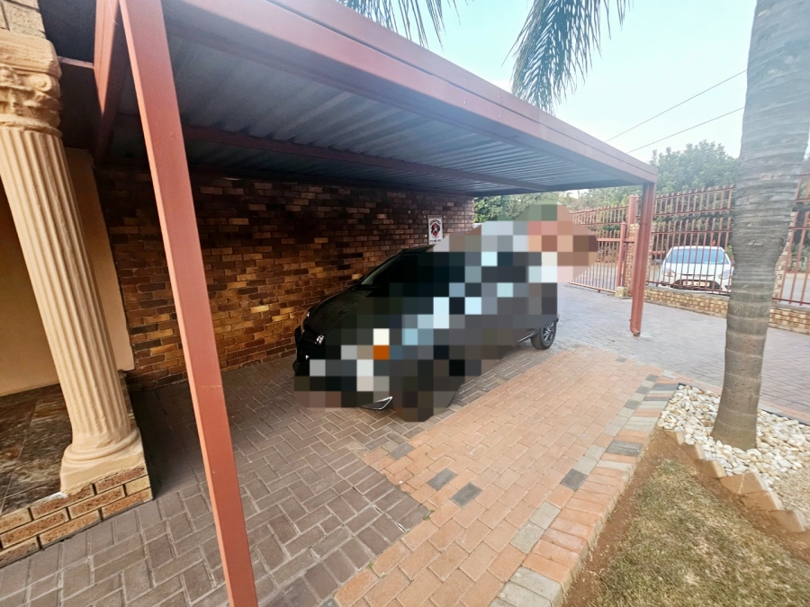 4 Bedroom Property for Sale in Heuweloord Gauteng
